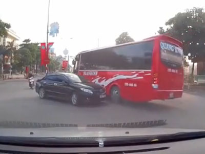 Xe khách lách rào chắn vượt đường ray trước mũi tàu hỏa