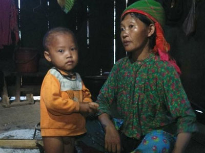 Chồng cứa cổ tự tử, vợ dửng dưng không nước mắt?