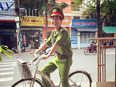 Chú công an hài hước bất ngờ nổi tiếng trên mạng