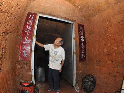 Làm nhà trong núi để sống sau khi bỏ vợ
