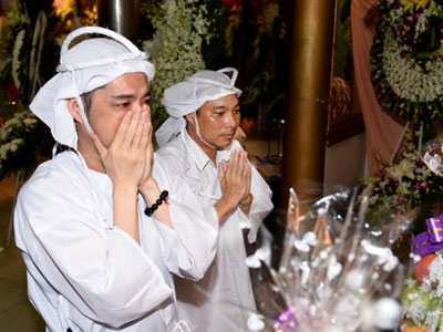 Ngọc Sơn ôm mặt khóc tiễn biệt cha lần cuối