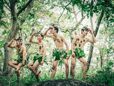 Teen Gia Lai dùng lá cây đóng khố chụp ảnh kỷ yếu
