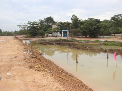Thi thể chị em bé gái ôm nhau dưới hố công trình