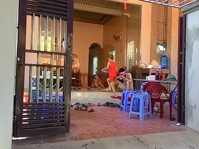 Tiếng gọi nhói lòng của bé trai khi bố mẹ cùng ôm mìn tự sát