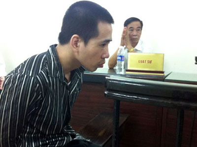 Tưới xăng thiêu nhà hàng xóm vì... mất ngủ