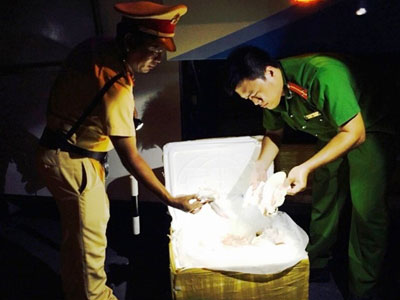 Bắt giữ xe khách chở trái phép nội tạng và động vật hoang dã