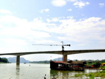 Buồn tình, nam thanh niên nhảy cầu tự tử
