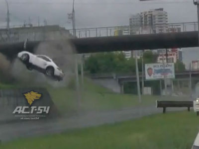 Clip: Siêu xe Porsche bay lên không trung trong tai nạn thảm khốc