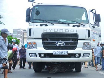 Đi đám tang em trai về, người anh chết thảm dưới gầm xe tải