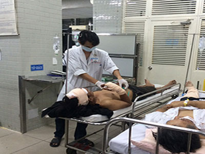 Hoảng sợ kể lại vụ xe khách tụt dốc, 13 người bị thương