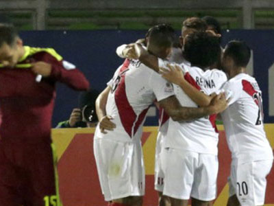 Lão tướng Pizarro giúp Peru đá bại 10 người Venezuela