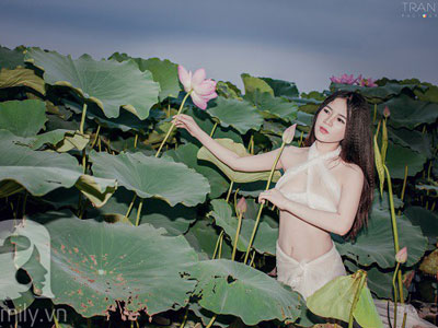 Cô gái mặc bikini voan trắng "hái trộm sen" tạo dáng táo bạo