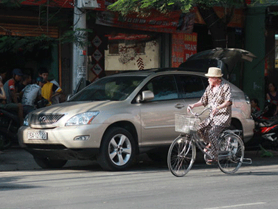 Đôi nam nữ trên ôtô bị tạt axit giữa phố Hải Phòng