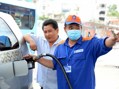 Giá xăng "làm căng" doanh nghiệp