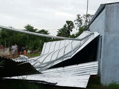 Mưa gió làm tốc mái 13 căn nhà, 3 người bị thương
