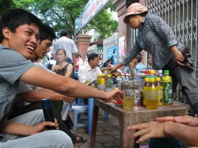 Nghỉ hè, sinh viên rủ nhau kinh doanh