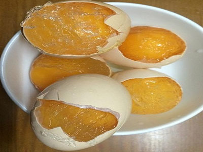 Tận mắt chứng kiến trứng gà cao su đốt khét lẹt bày bán ở Hà Nội