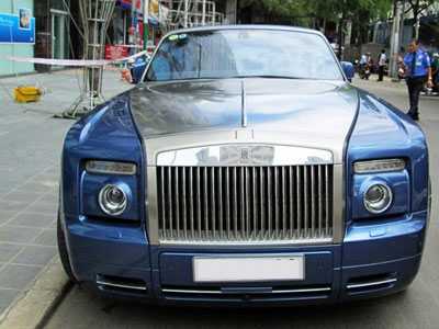 Xe mui trần siêu sang Rolls-Royce trên phố Sài Gòn