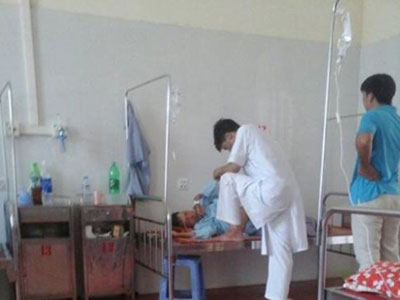 Bác sĩ giẫm chân lên giường bệnh từ chức và bị kỷ luật