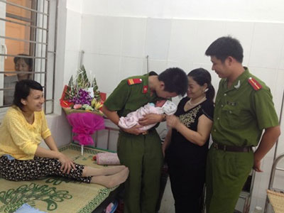 Chuyện cảnh sát hình sự... đỡ đẻ giữa đêm giông gió