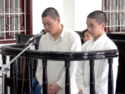 Cưỡng hiếp người yêu 13 tuổi của bạn thân tại sân vận động
