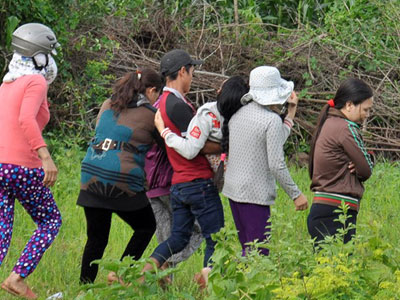 Đưa con đến nghĩa trang, mẹ thiếu nữ ngã quỵ