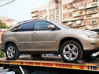 Giây phút cặp đôi lĩnh trọn ca axít khi ngồi trên xe Lexus