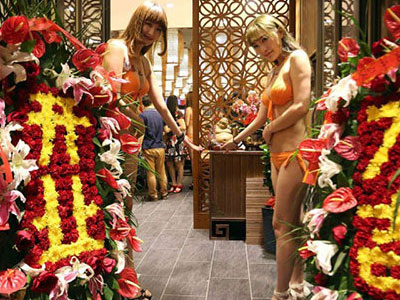 Quán cháo thuê mẫu bikini làm phục vụ