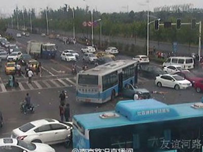 Clip: Xe BMW chạy với tốc độ kinh hoàng đâm nát ô tô Mazda