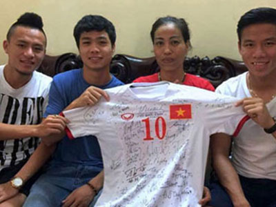 Công Phượng, Huy Toàn, Ngọc Hải đến thăm cựu VĐV Vũ Bích Hường