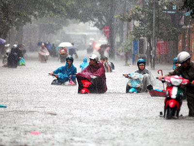 Hà Nội mưa to, cảnh báo ngập nhiều tuyến phố