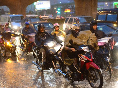 Mưa ngập, gió lớn ở Hà Nội