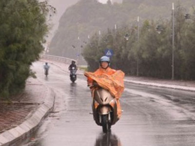 Người đi đường bị bão xô ngã, nằm rạp xuống cầu tại Quảng Ninh