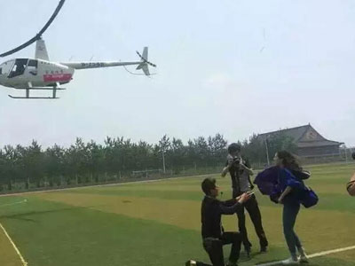 Sinh viên thuê trực thăng cầu hôn bạn gái trên sân trường