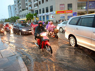 Mưa kéo dài, nhiều tuyến đường thành "sông"