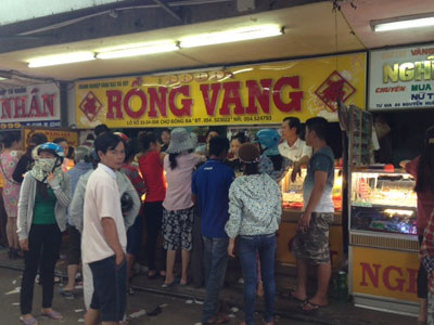 Người dân đổ xô đi bán vàng, chợ Đông Ba trở nên hỗn loạn