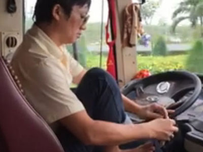 Tài xế buông vô lăng đi giày bị công ty triệu tập