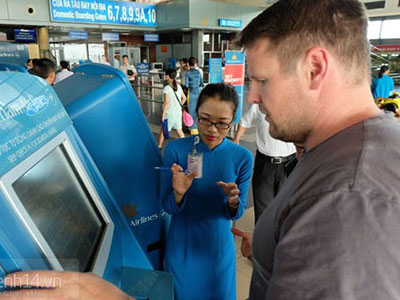 Cận cảnh quy trình check-in tự động chưa đầy 1 phút tại sân bay Nội Bài