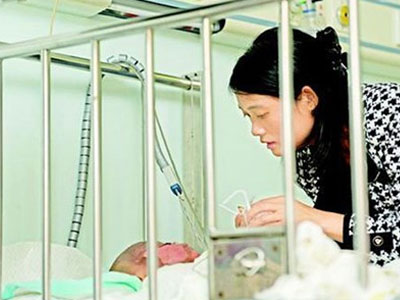 Đẻ rơi con trên đường đến viện mà bố mẹ không hề hay biết