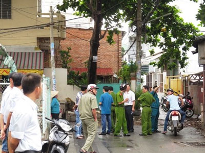 Hàng trăm người hoảng loạn vì "mìn" trước nhà dân