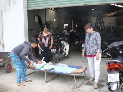Mẹ mang con tàn phế đến công ty đòi bồi thường