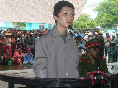 Nghịch tử bình thản khai nhận giết mẹ giấu xác vào lu