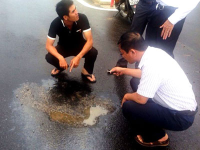 NÓNG: Mặt đường QL 1 bị kẻ xấu phá hoại bằng hoá chất lạ