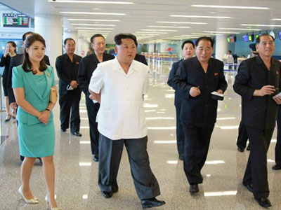 Vợ chồng Kim Jong-un thị sát sân bay hiện đại