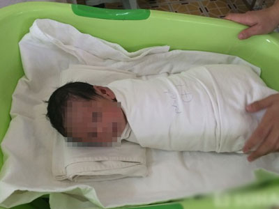 Bé 3 tuần tuổi bị mẹ bỏ rơi sau khi nhờ người trông giúp