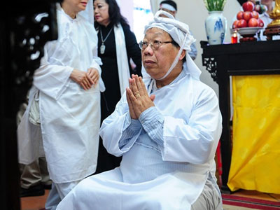 Con trai trưởng Giáo sư Trần Văn Khê về nước chịu tang cha