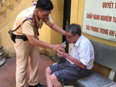 Hà Nội: Cụ ông đi xe máy ngất xỉu giữa trời nắng nóng