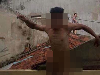 Nam thanh niên khỏa thân chạy thục mạng, băng qua nhiều nóc nhà
