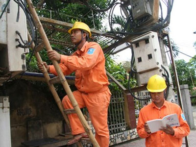 Nếu có 67.000 công nhân đi ghi công tơ thì giá điện sao có thể rẻ?