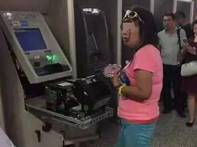 Người phụ nữ dùng tay phá tan cây ATM vì bị nuốt mất thẻ